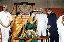 Prez presents Desiya Vandhanam