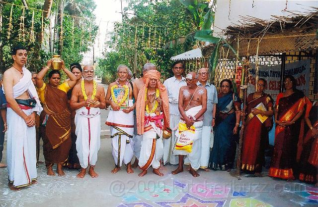 tp1.jpg - Unchavriti procession starts from the Nama Sankeerthana Mani Mandapam