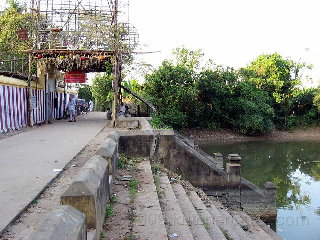 tp7.jpg - A small pond facing the entrance to the brindavanam