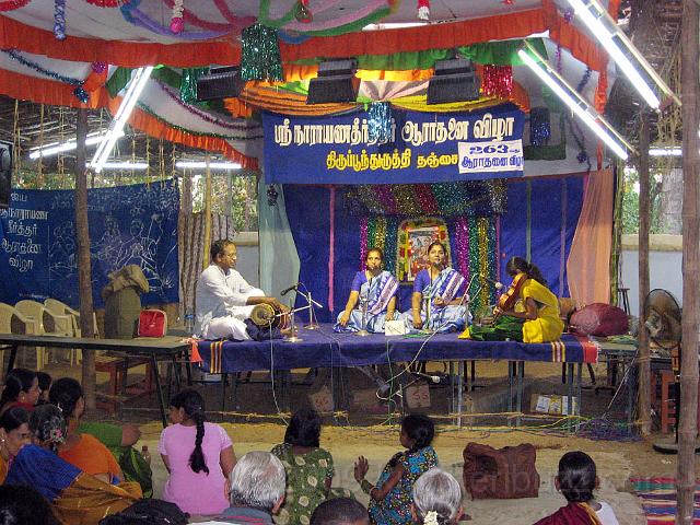 tp8.jpg - Sirugudi Sisters Rema and Gita at concert