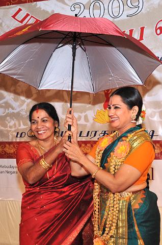malaysia3.JPG - Sabha President presenting the umbrella, the Association's logo to Ms. Roja Kannan