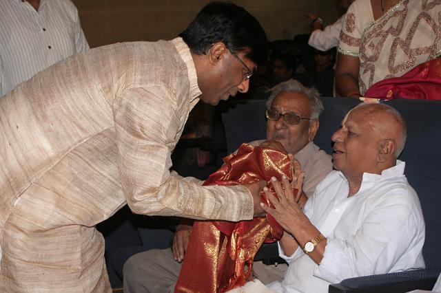 IMG_4123.jpg - Chitravina Ravi Kiran greets Murthy in the aisle