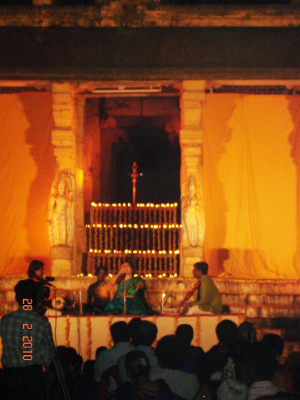 DSC02325.jpg - Another view of the artistes