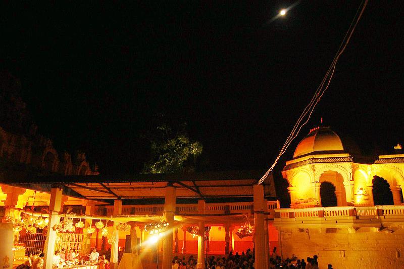DSC_8639.jpg - The setting at the ghat for the concert on the second evening