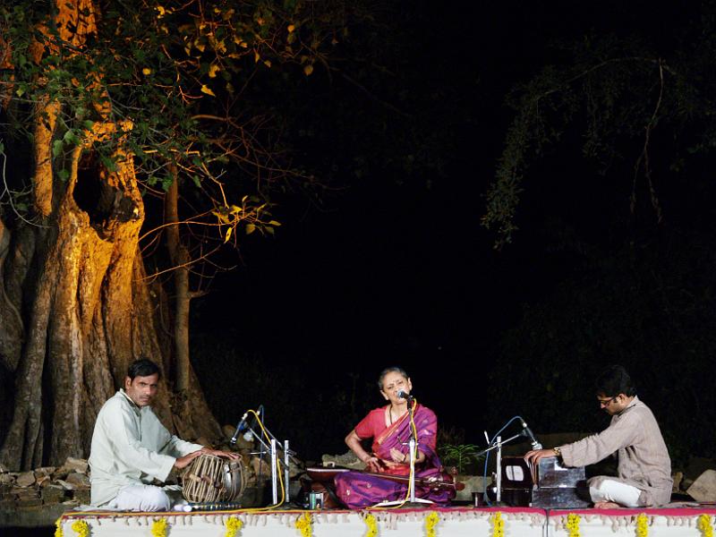 P2261057.JPG - Vidya Rao in concert in a natural open space at a mahal