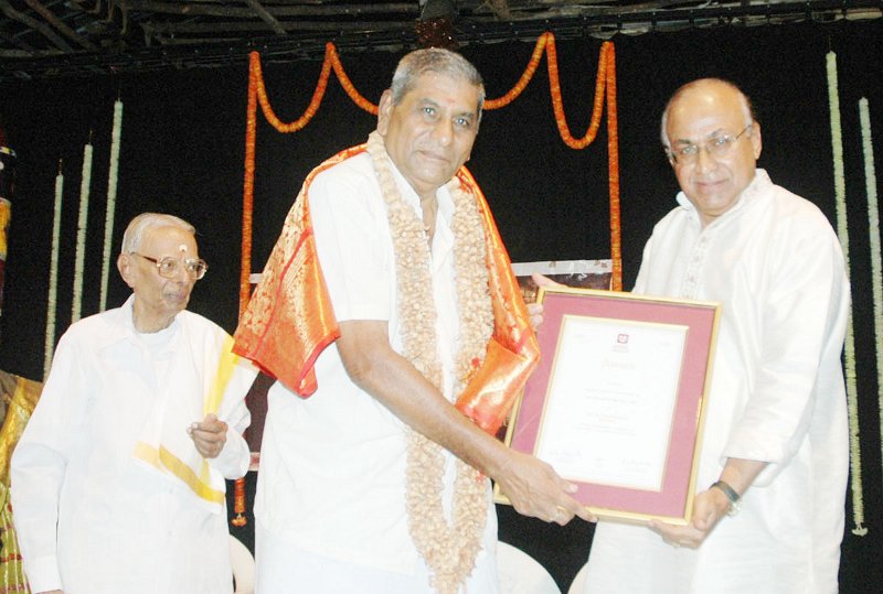 13.JPG - Sangeeta Kalanidhi Dr. R.K.Srikantan and Renowned Theatre Personality Sri C.R. Simha honouring Vid.Parthasarathy with “Ananya Puraskara”