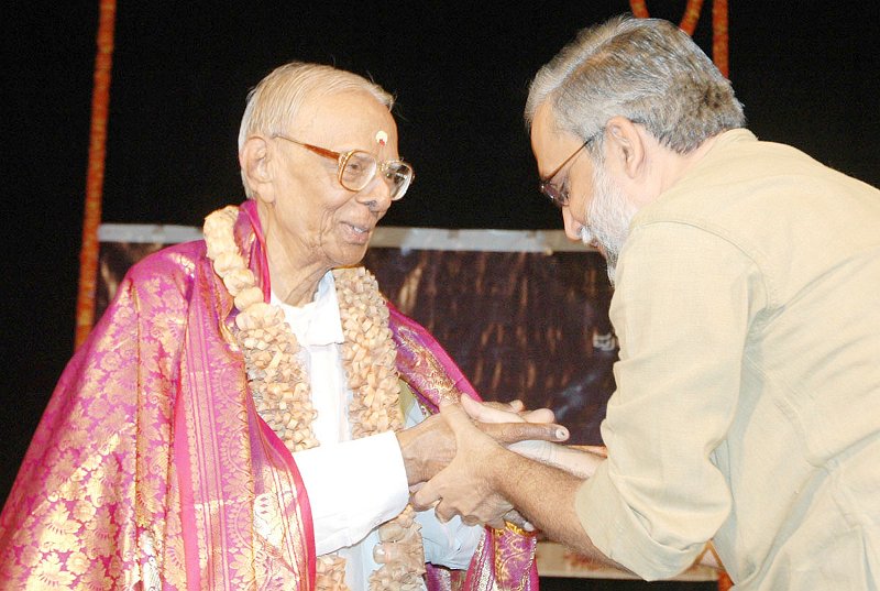 14.JPG - Sangeeta Kalanidhi Dr. R.K.Srikantan being acknowledged by Dr. R.V. Raghavendra