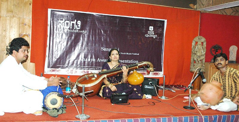 3.JPG - Veena recital by Vid. Pushpa Kashinath, Vid. Shivashankara Swamy- Mridanga, Vid. Tumkur B. Shashishankar- Ghata