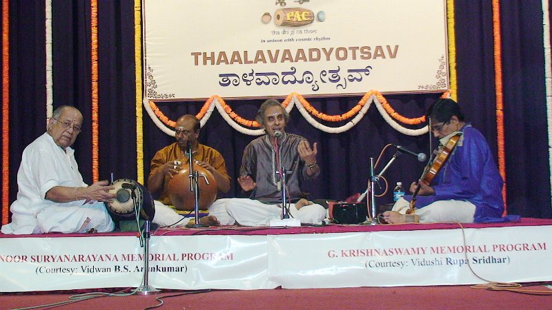 DSC00379.JPG - Rudrapatnam S.Ramakanth (vocal), B.Raghuram (violin), V.Kamalakar Rao (mridangam), B.R.Ravikumar (ghatam).