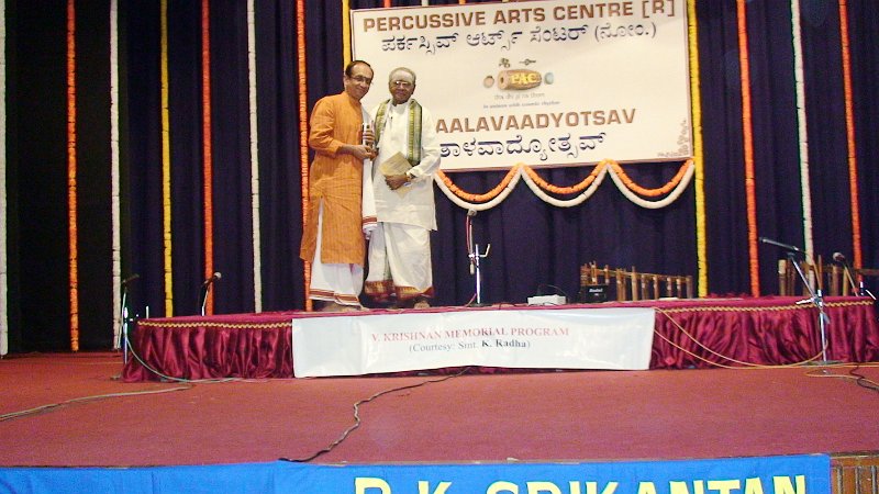 DSC00393.JPG - V.Krishna felicitating Trichy R. Thayumanavan after lecture demonstration on ‘The Art of Konnakol’