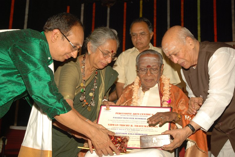 DSC_8179.JPG - Presentation of Palghat Mani Iyer Memorial Award and Title ‘Konnakol Kala Shiromani’ to Vidwan Trichy R. Thayumanavan by Dr. B. Jayashree, Member of Parliament, renowned theatre personality, actress and singer and Padma Shree Dr. Mathoor Krishnamurti, renowned scholar and Executive Director, Bharatiya Vidya Bhavan, Bangalore.