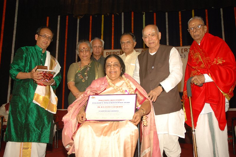 DSC_8204.JPG - Presentation of Bangalore K. Venkataram Memorial Award and Title ‘Sangeetha kalbhijnya’ to Vidushi Dr. H.S. Anasuya Kulkarni by Dr. B. Jayashree & Dr. Mathoor Krishnamurti. Seen in photo (L-R) V.Krishna, Dr. B.Jayashree, M.R.Doraiswamy Iyengar, Dr. A.H.Rama Rao, Dr. Mathoor Krishnamurthy, Dr. R.K.Srikantan