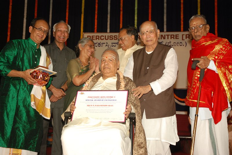 DSC_8217.JPG - Presentation of Special Award of Excellence to ace mridangam manufacturer           Sri P.V. Parameswaran by Dr. B. Jayashree & Dr. Mathoor Krishnamurti. Seen in photo (L-R) V.Krishna, Dr. B.Jayashree, M.R.Doraiswamy Iyengar, Dr. A.H.Rama Rao, Dr. Mathoor Krishnamurthy.