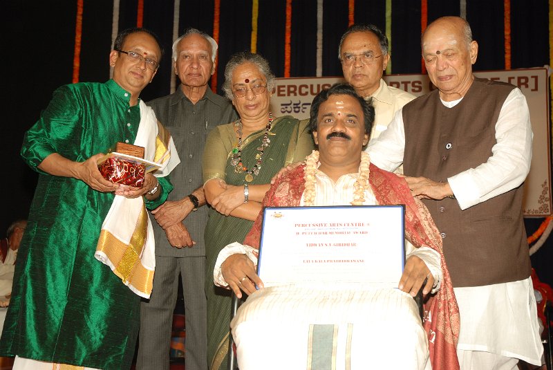 DSC_8225.JPG - Presentation of H.Puttachar Memorial Award and Title ‘Laya Kala Prathibhamani’ to Vidwan S.V.Giridhar by Dr. B. Jayashree & Dr. Mathoor Krihnamurti. Seen in photo (L-R) V.Krishna, Dr. B.Jayashree, M.R.Doraiswamy Iyengar, Dr. A.H.Rama Rao, Dr. Mathoor Krishnamurthy, Dr. R.K.Srikantan
