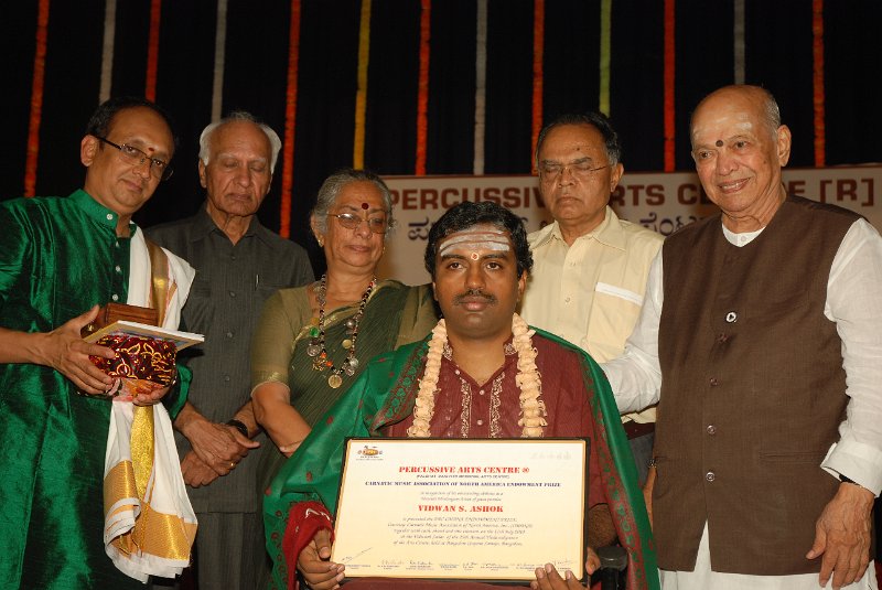 DSC_8235.JPG - Presentation of PAC - CMANA Endowment Prize (Carnatic Music Association of North America) Vidwan S. Ashok by Dr. B. Jayashree & Dr. Mathoor  Krishnamurti. Seen in photo (L-R) V.Krishna, Dr. B.Jayashree, M.R.Doraiswamy Iyengar, Dr. A.H.Rama Rao, Dr. Mathoor Krishnamurthy.