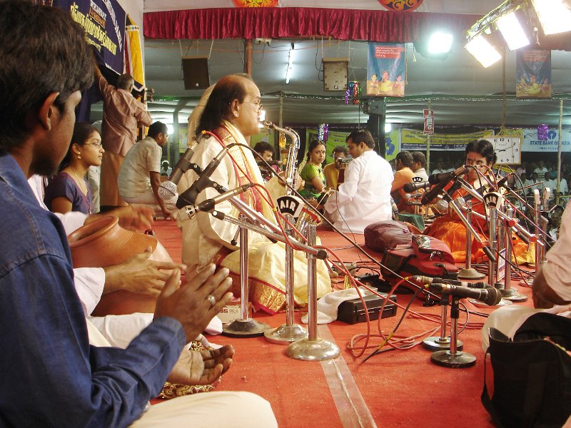 DSC03337.JPG - Kadri Gopalnath on the saxophone and Kanyakumari on the violin in concert